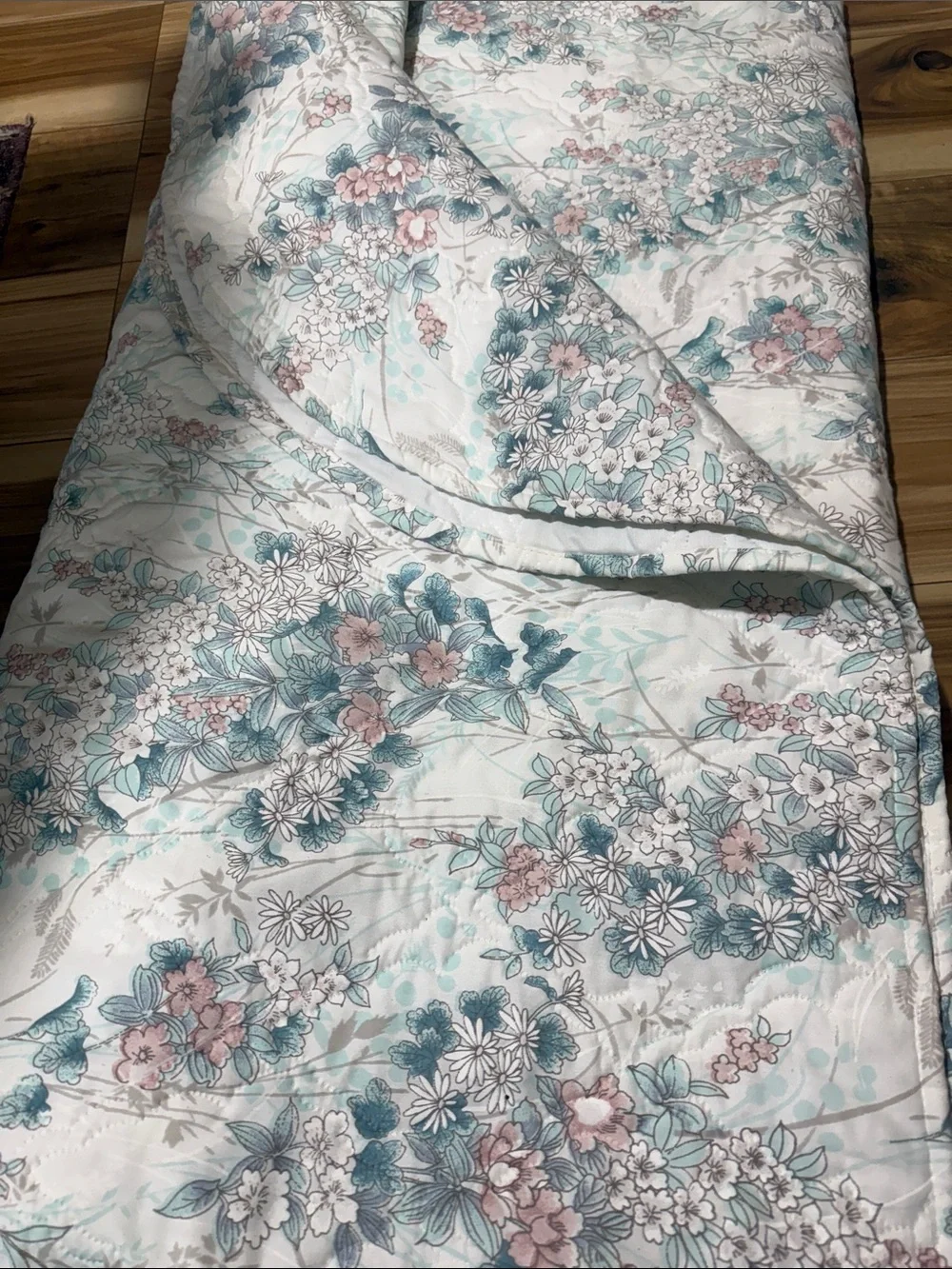 Vintage Cannon Floral Quilted Comforter in White with Blue & Pink Blooms twin
